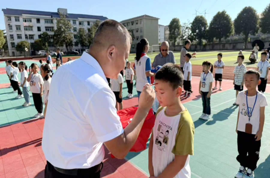 2025年芦花潭中学“启航新程，礼敬师恩”拜师礼活动