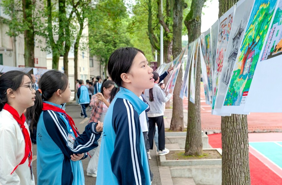 剪市镇：笔墨绘家乡，书画展芳华