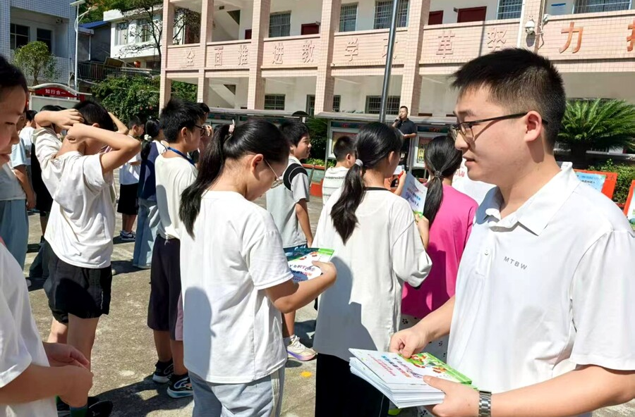龙潭镇：法治宣传进校园 利剑护蕾助成长