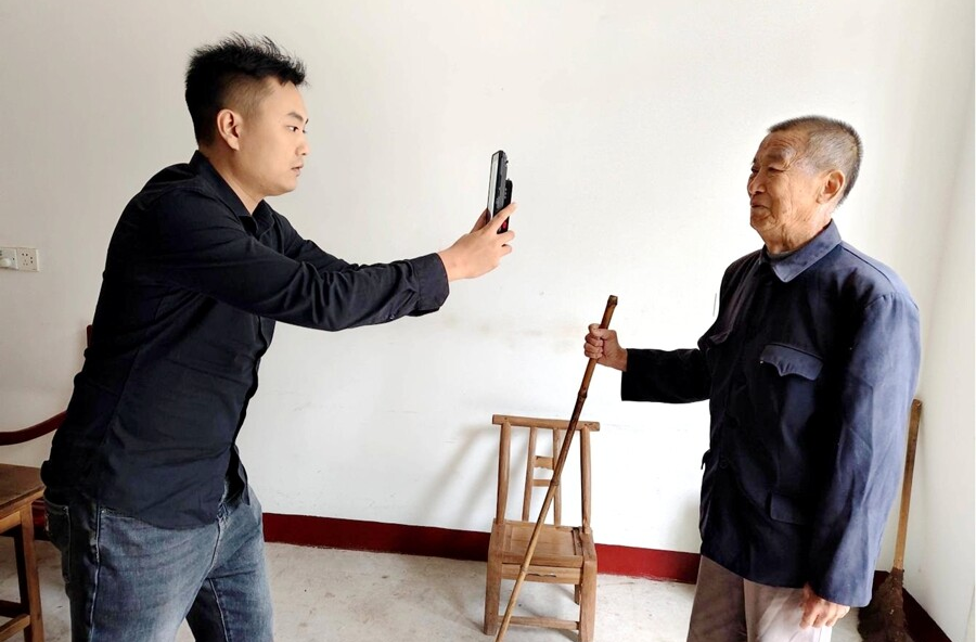 龙潭镇退役军人服务站开展上门认证服务