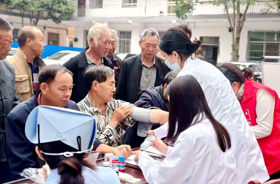 西安镇：真情服务暖兵心 医疗巡诊送健康