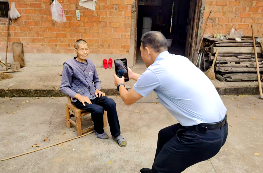 浔阳街道：走访慰问暖人心 上门认证显温情