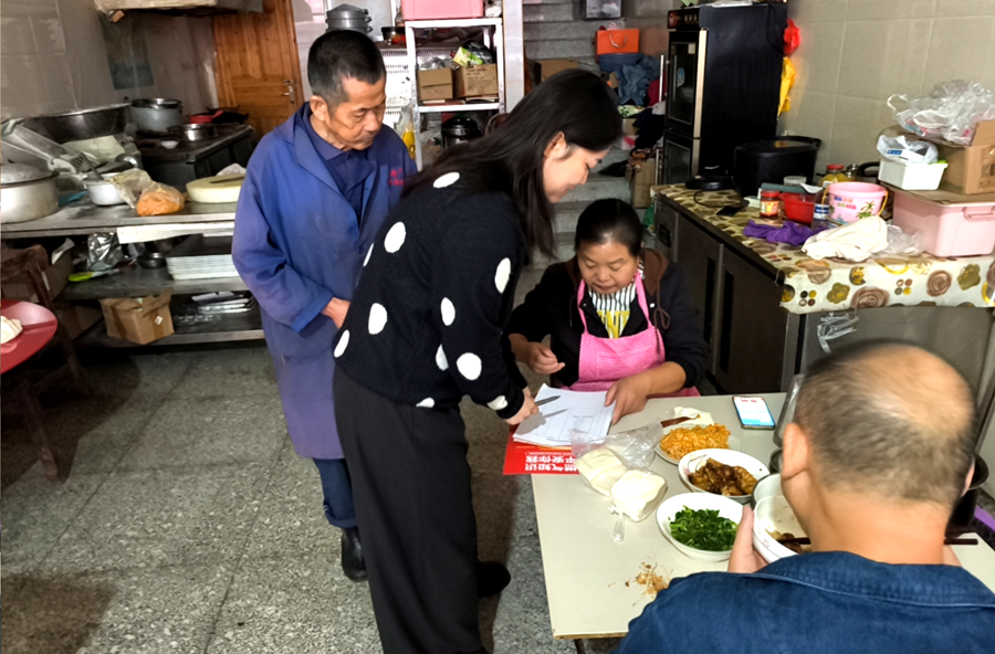泥窝潭乡:燃气安全“送学上门”,筑牢 餐饮经营“安全线”