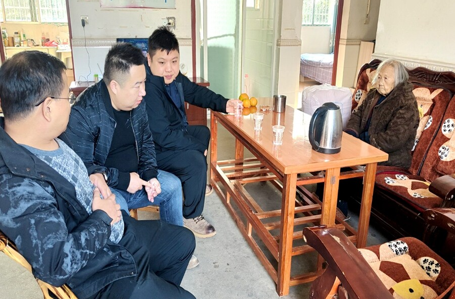 木塘垸镇：情暖重阳 致敬英烈