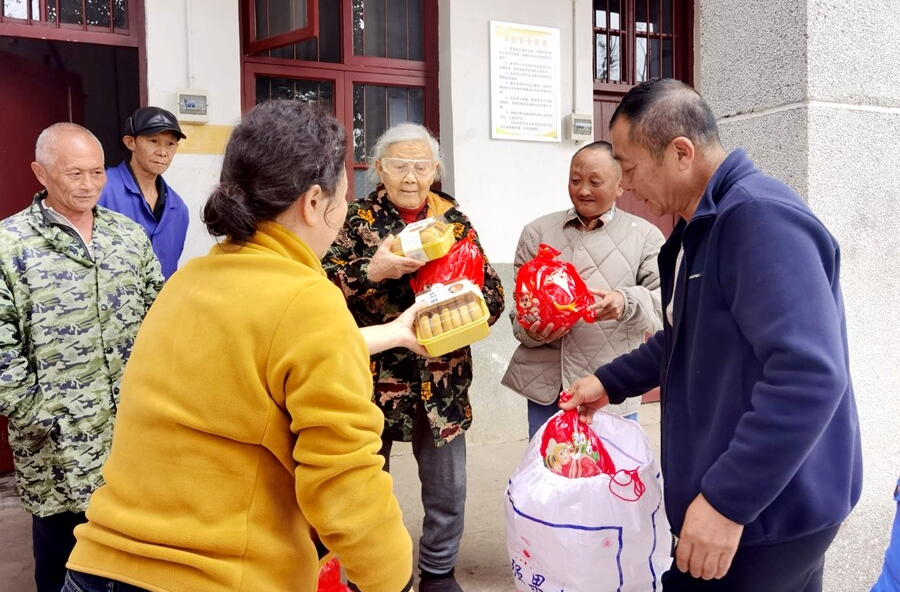 杨溪桥镇：果香溢满敬老院 棉鞋暖映夕阳红