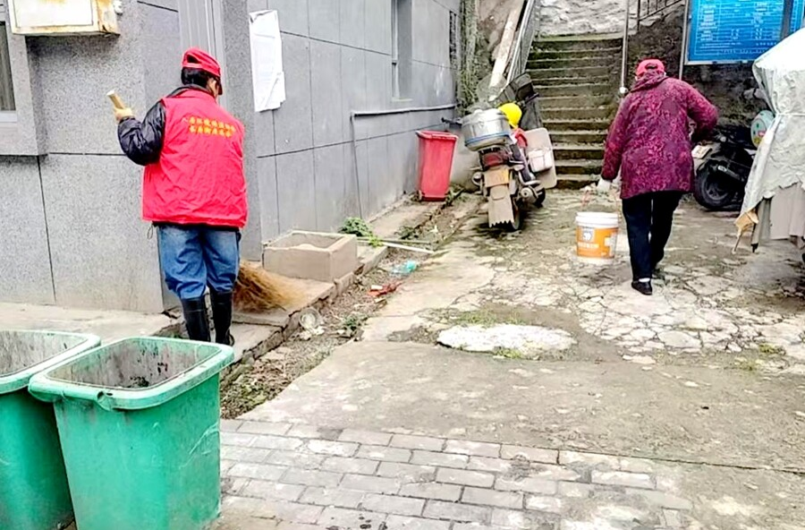 漆河镇：干部带头清杂物，群众齐心焕新颜