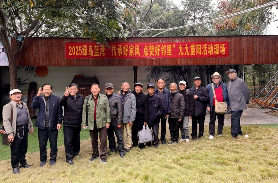 热市镇：秋染蓝湾情暖重阳 退休老干共赴山水之约