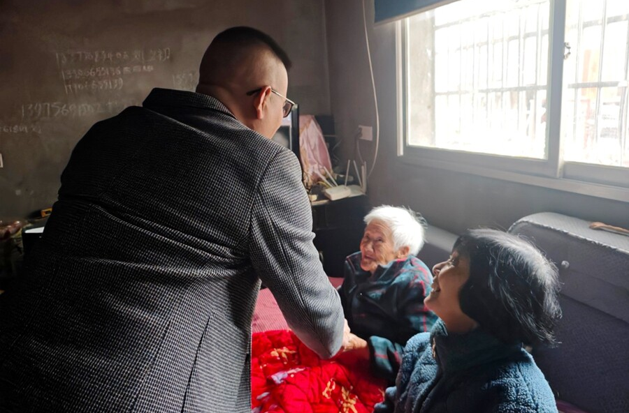 沙坪镇沙坪村：上门慰问情暖桑榆，尊老传统薪火相传