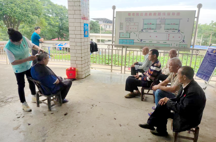 架桥镇：温情剪发暖人心，社区关怀百岁情