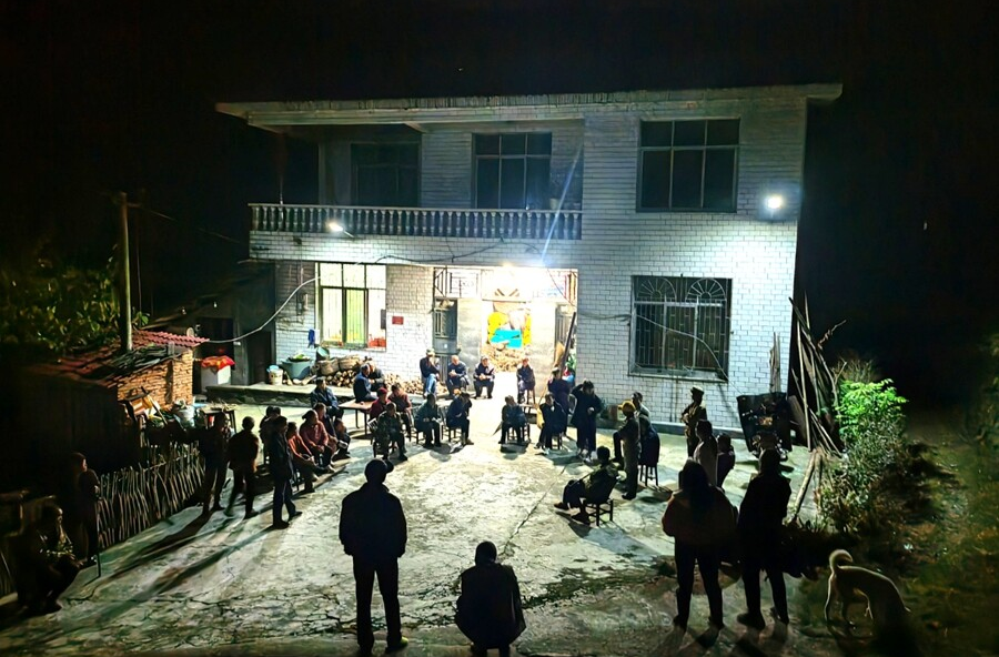 板凳会上听民声：茶庵铺镇召开村民屋场会，畅通干群连心桥