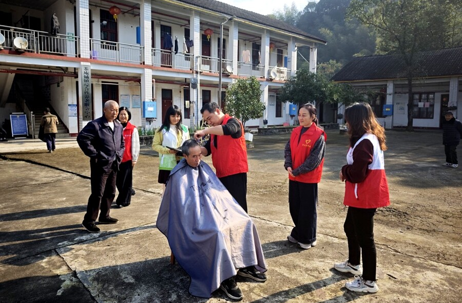 茶庵铺镇开展敬老日活动：情暖敬老院，共筑老年友好家园