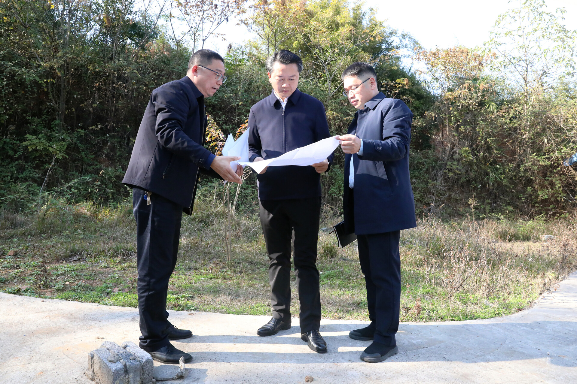 黄伟雄调研屠宰场整体搬迁工作