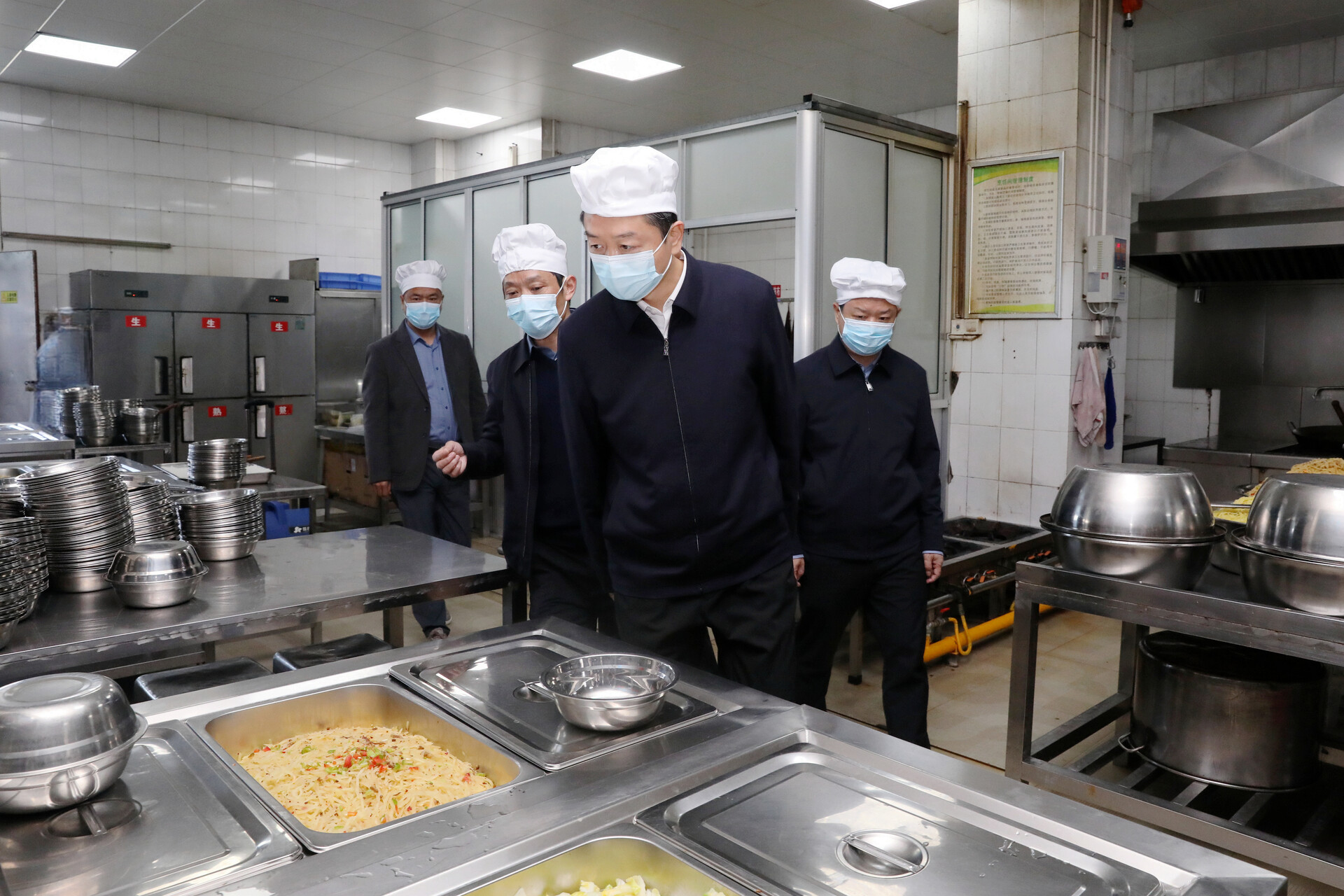 黄伟雄实地督导省委巡视反馈“校园餐”问题暨检查学校食品安全工作