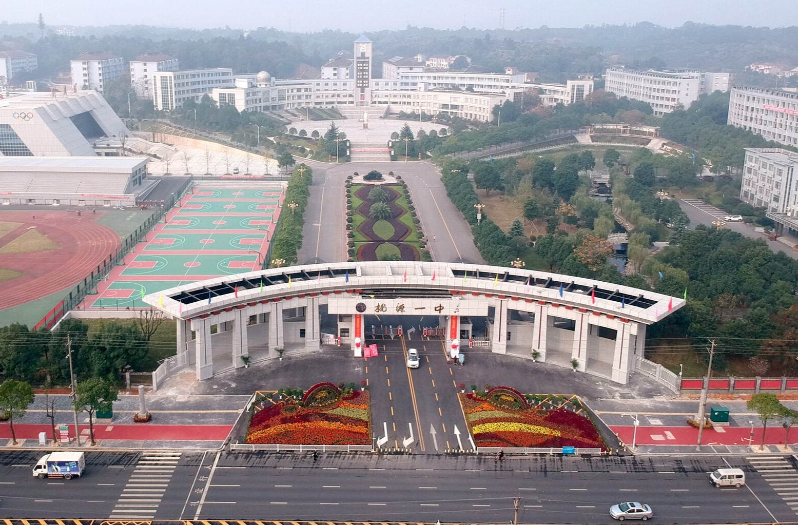 黄伟雄调研桃源一中学生宿舍重建工作