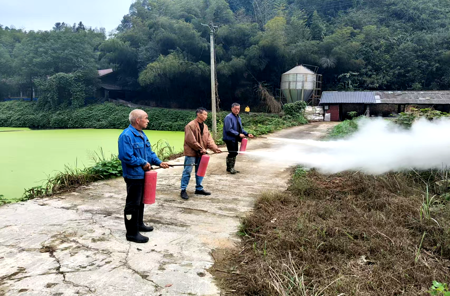 郑家驿镇开展养殖场安全设施核查工作