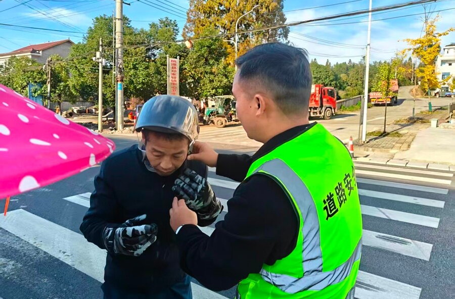 郑家驿镇：扎实开展交通劝导  织密道路安全防护网