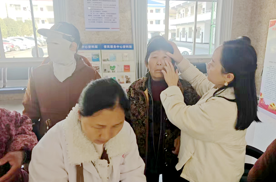 架桥镇开展白内障免费筛查活动