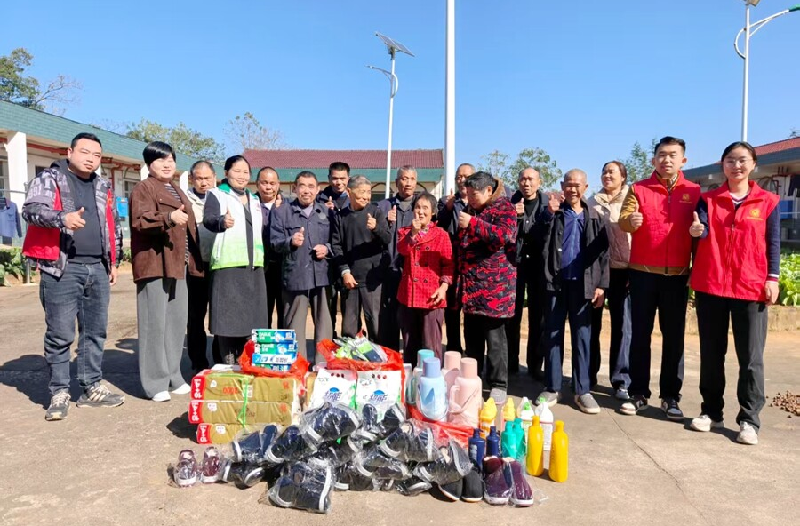 枫树乡开展“暖冬送关怀”慰问帮扶活动
