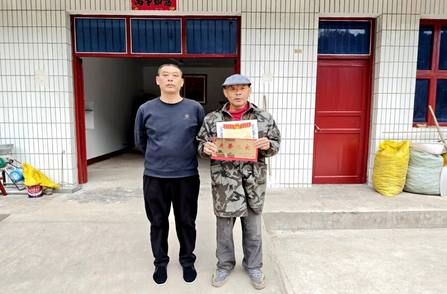 理公港镇：为新兵家庭送入伍通知书及悬挂光荣牌