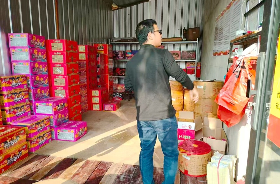 桃花源镇：安全“体检”进小店，拧紧烟花爆竹零售“安全阀”