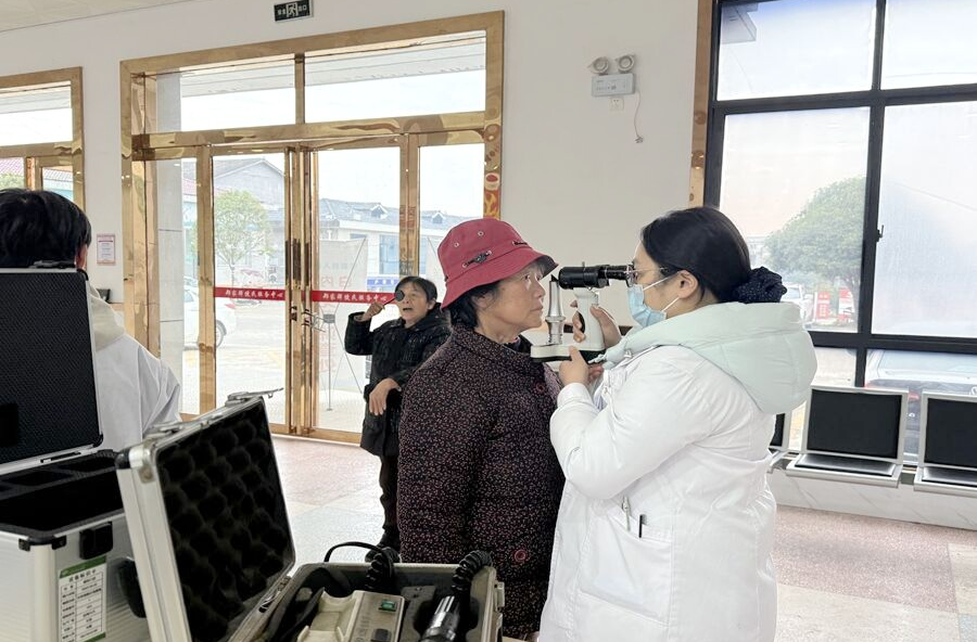 郑家驿镇：白内障免费筛查暖民心 健康服务送到家