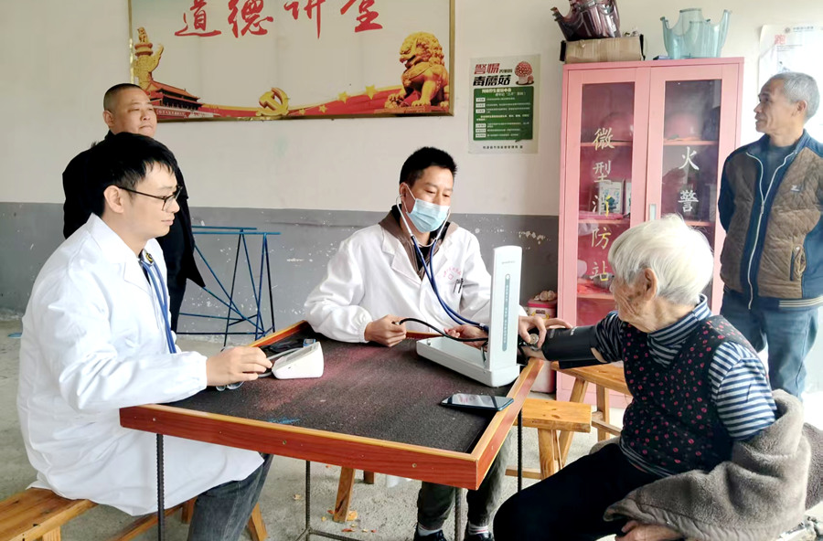 党建引领义诊服务暖民心 ——夷望溪镇中心卫生院党支部开展健康惠民活动