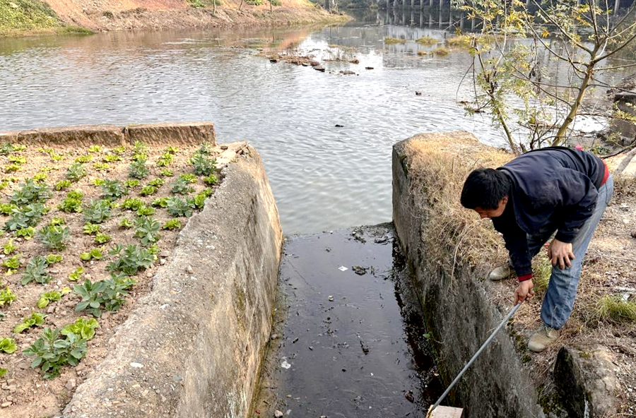泥窝潭乡：聚焦群众“急难愁盼” 河道清理焕新颜