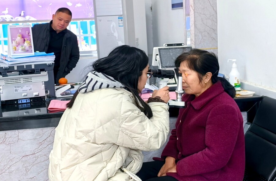 西安镇：小服务里藏大民生 白内障筛查“靶向”解民忧