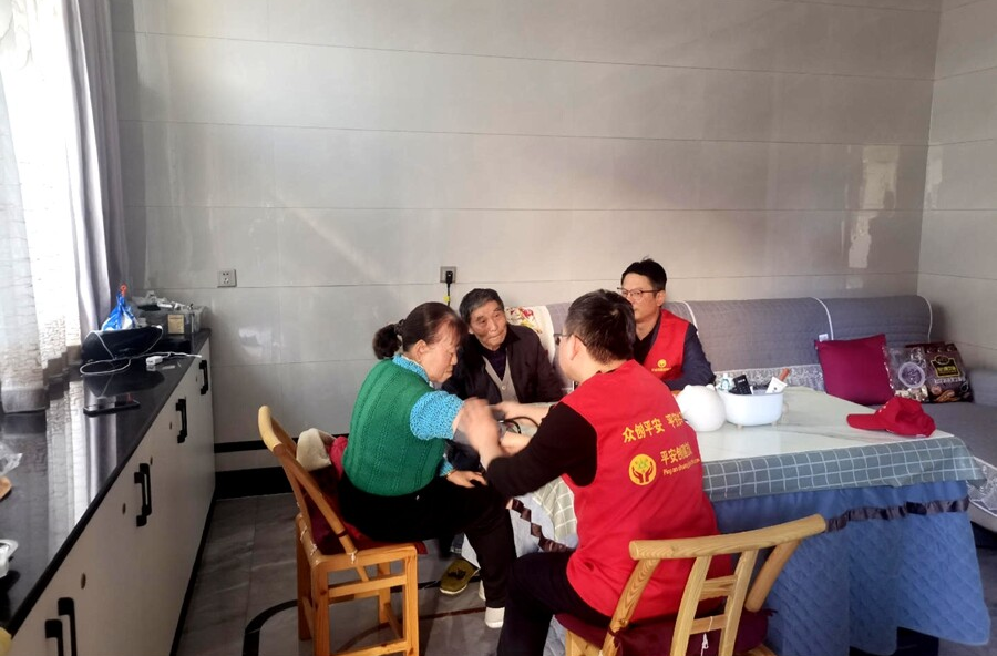 义诊服务进庭院 健康关怀暖夕阳——漆河镇兴隆祠社区联合医院为老人送健康