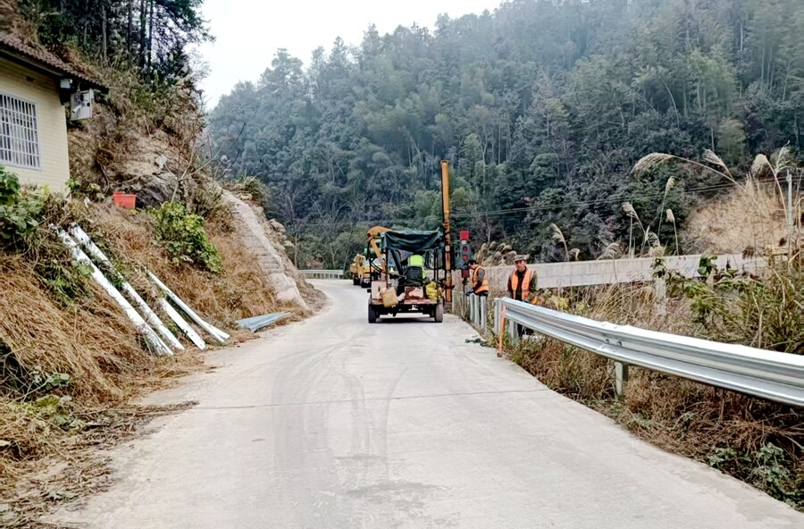 西安镇：村道护栏“上岗” 筑牢群众安全防线