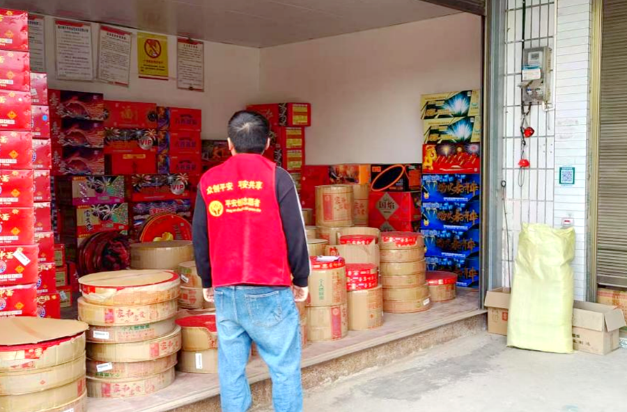 拧紧“安全阀” 护航平安年——漆河镇枫岭村开展烟花爆竹 零售专项巡查