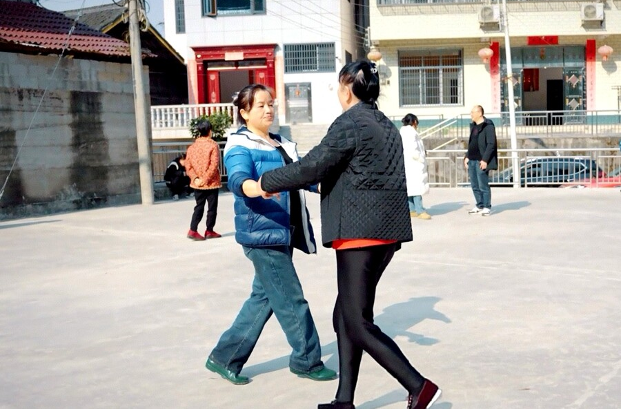 杨溪桥镇冷家溪社区：拆危除患筑新景，小广场里悦民生