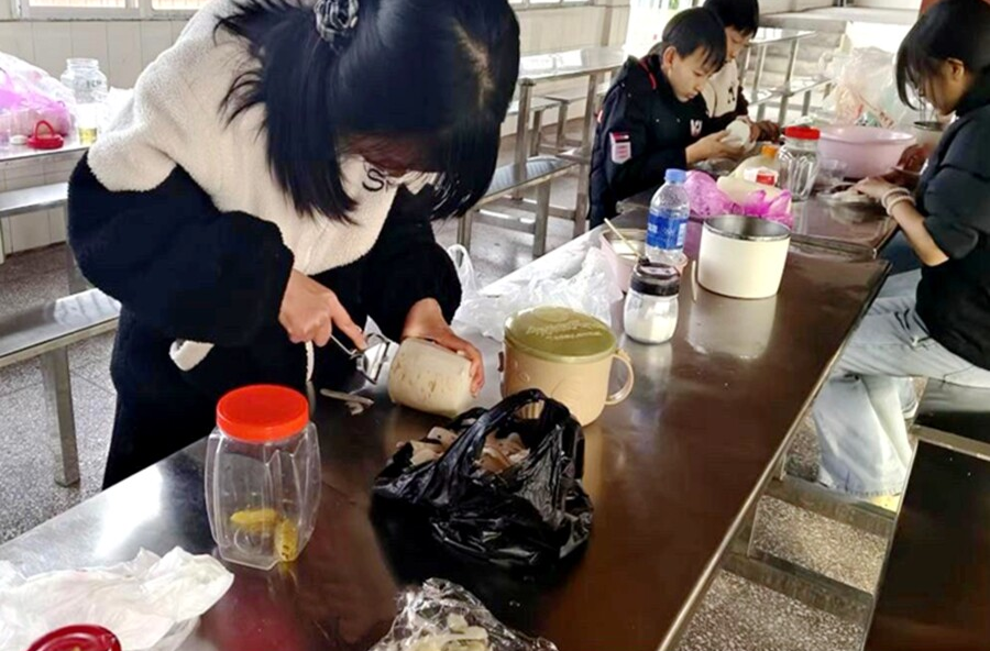 牛车河镇中学：劳动实践趣味多  学生巧手腌萝卜