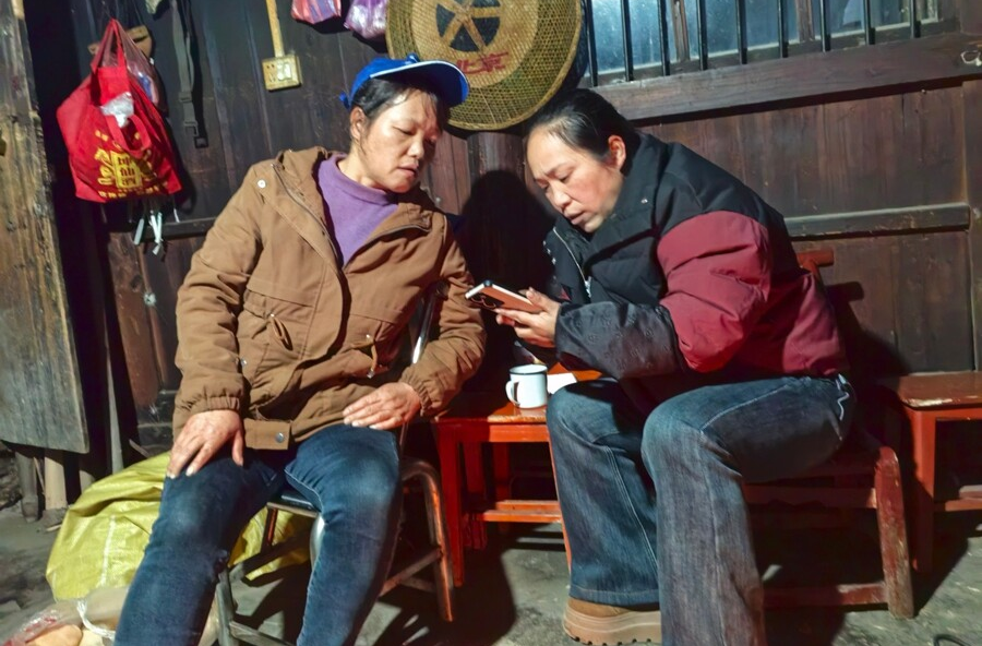 把社保卡“装”进手机 西安镇暖心服务送到家