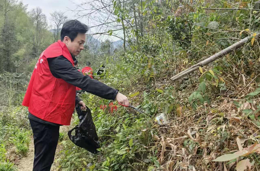 望阳山管理局：“捡拾一片垃圾 守护一片青绿”主题党日实践活动纪实