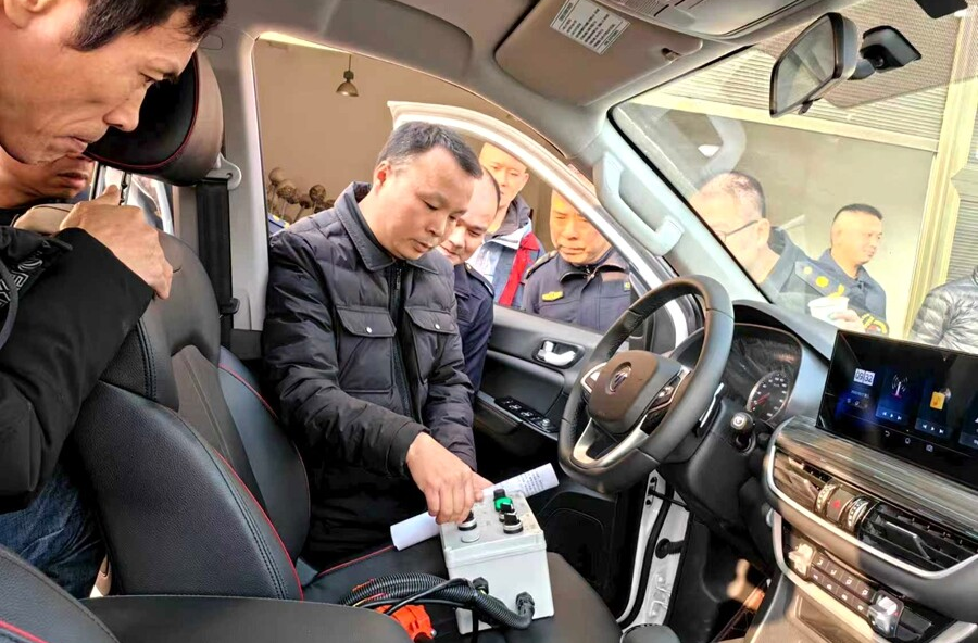 桃源县城市管理和综合执法局开展除雪车技能培训 筑牢冬季道路保畅防线