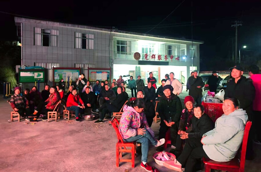 西安镇大池塘村： 围炉观赛齐助威 同心聚力为常德喝彩