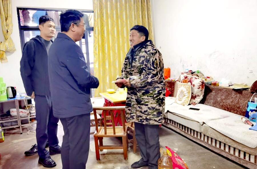 杨溪桥镇：岁寒情深暖意浓 走访慰问润心田