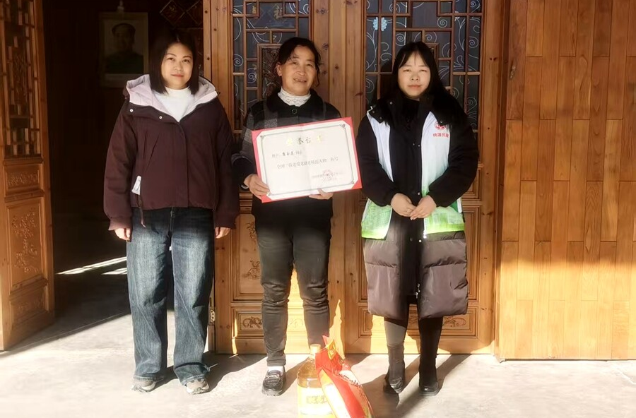 西安镇送奖上门：康玉兰用十七年孝心诠释人间大爱