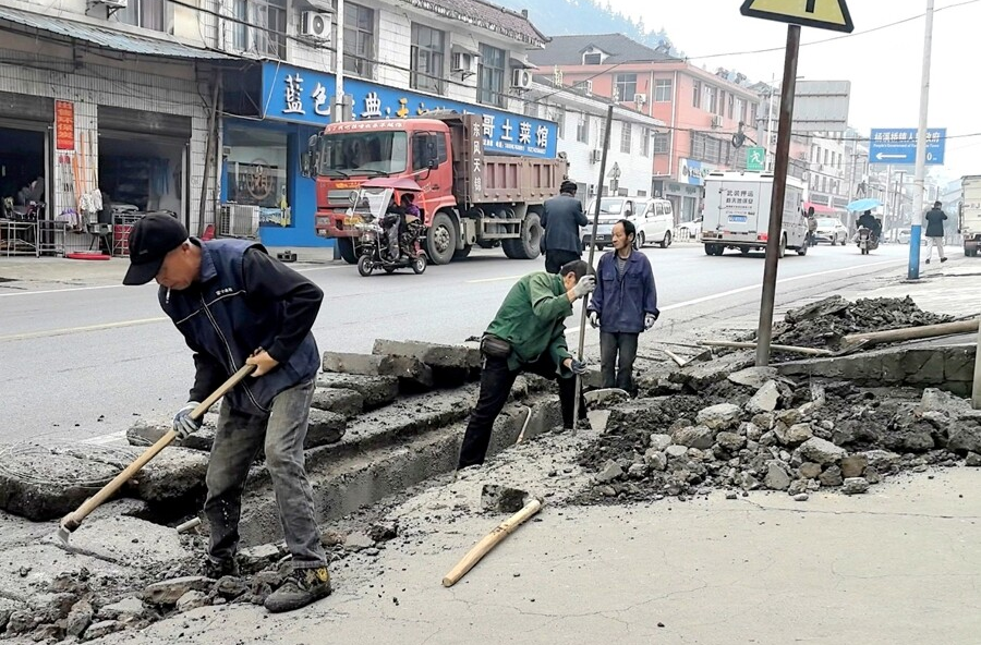 杨溪桥镇：疏通集镇“血脉”，扎牢河岸“篱笆”