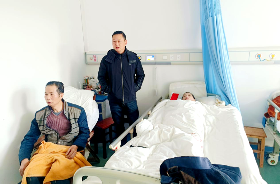 盘塘镇中心卫生院：探望员工家属，用心传递温暖