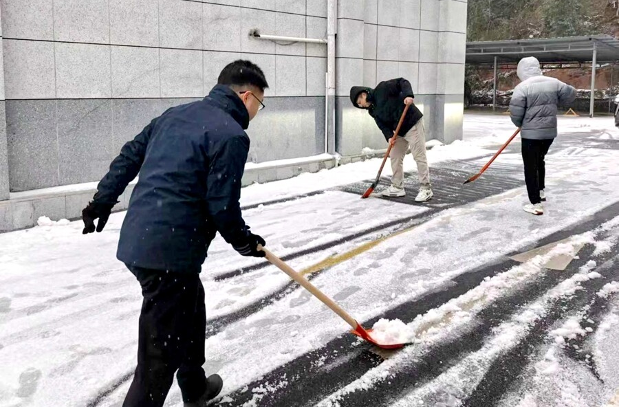 泥窝潭乡开展扫雪除冰行动