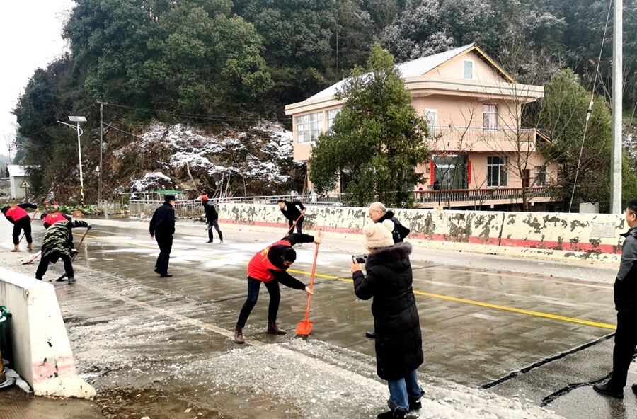 杨溪桥镇：干群同心破冰路 温情服务暖寒冬