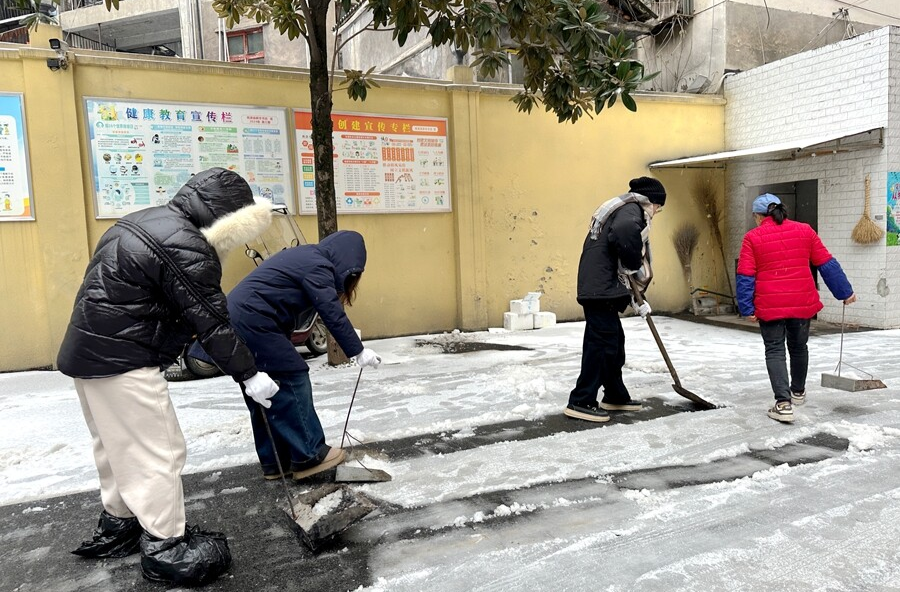 以雪为令护书香 ——桃源县新华书店全力除雪保障运营畅通