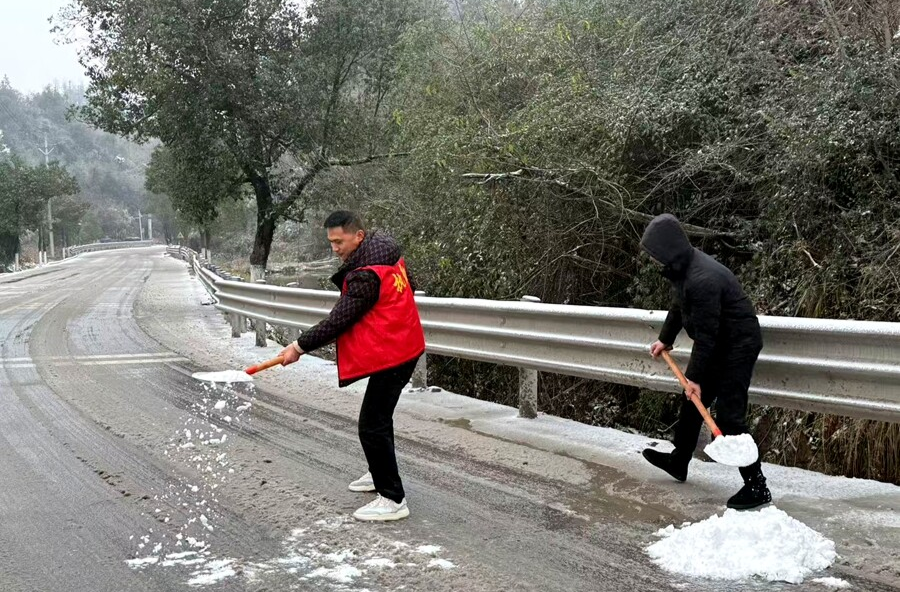 风雪中的守护者：茶庵铺冬日温情画卷