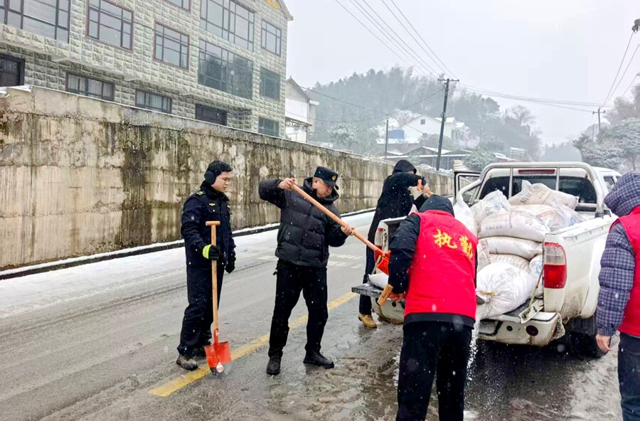 闻雪而动，迎寒而上！茶庵铺镇全力应对低温雨雪冰冻天气