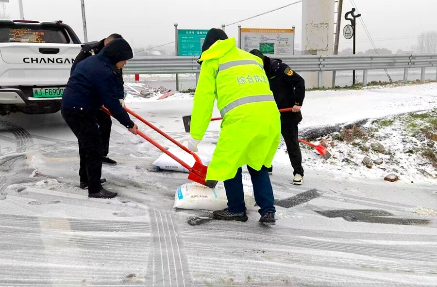 闻雪抢险 临危救援——枫树乡成功处置道路险情