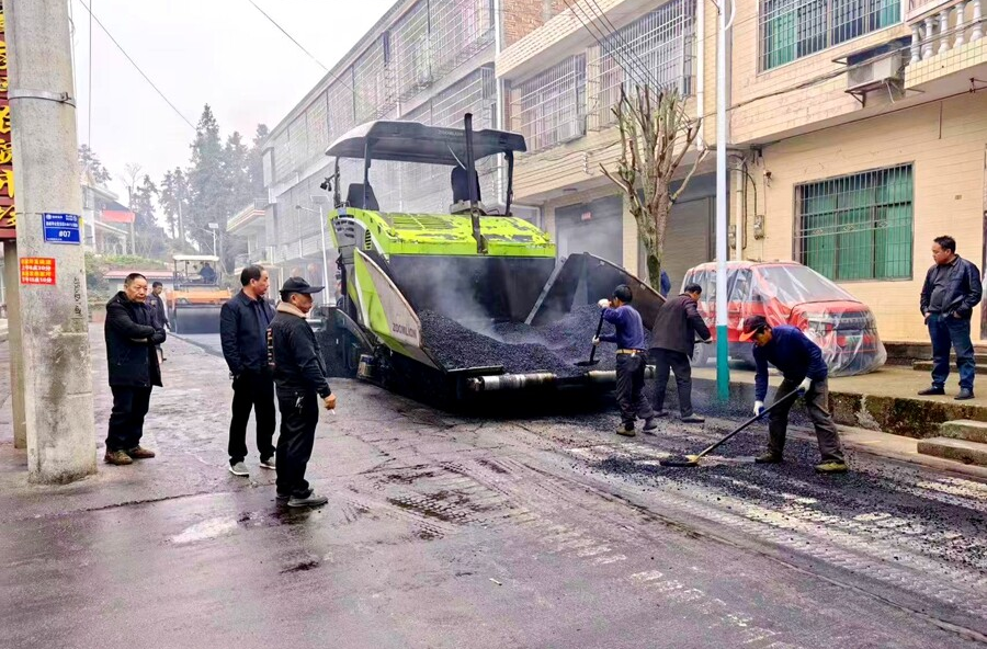 观音寺镇：燕家坪村街道“白改黑” 民生路焕新颜