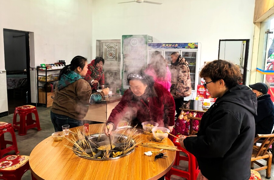 郑家驿镇：昔日棋牌坊 今日麻辣烫