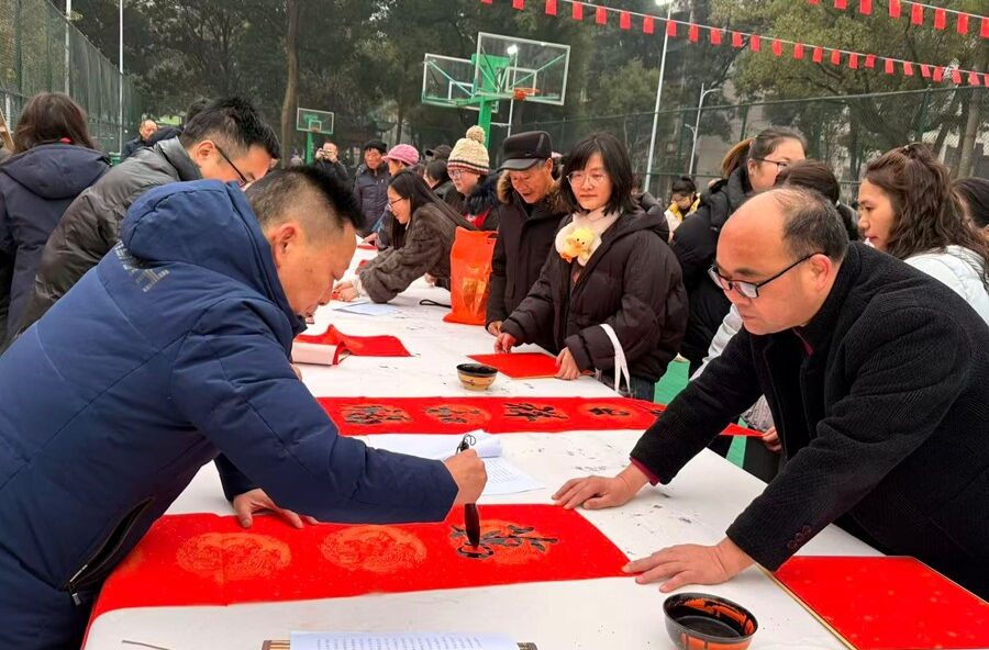 墨香迎春暖桃源 书香惠民送祝福 ——多部门联合开展送“福”送春联文艺惠民活动